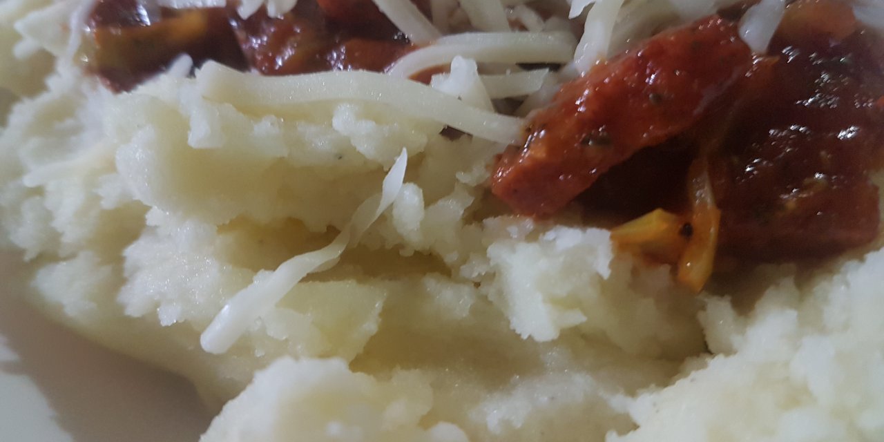 İster Meze İsterseniz Ara Sıcak Yerine Servis Edilebilecek Patatesli Sucuklu Nefis bir tarif