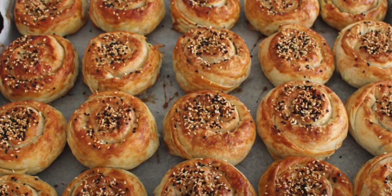 Hazır Yufkayla Yapılan En Farklı Börek Tarifini Veriyoruz Kavurmalı Börek Tarifi