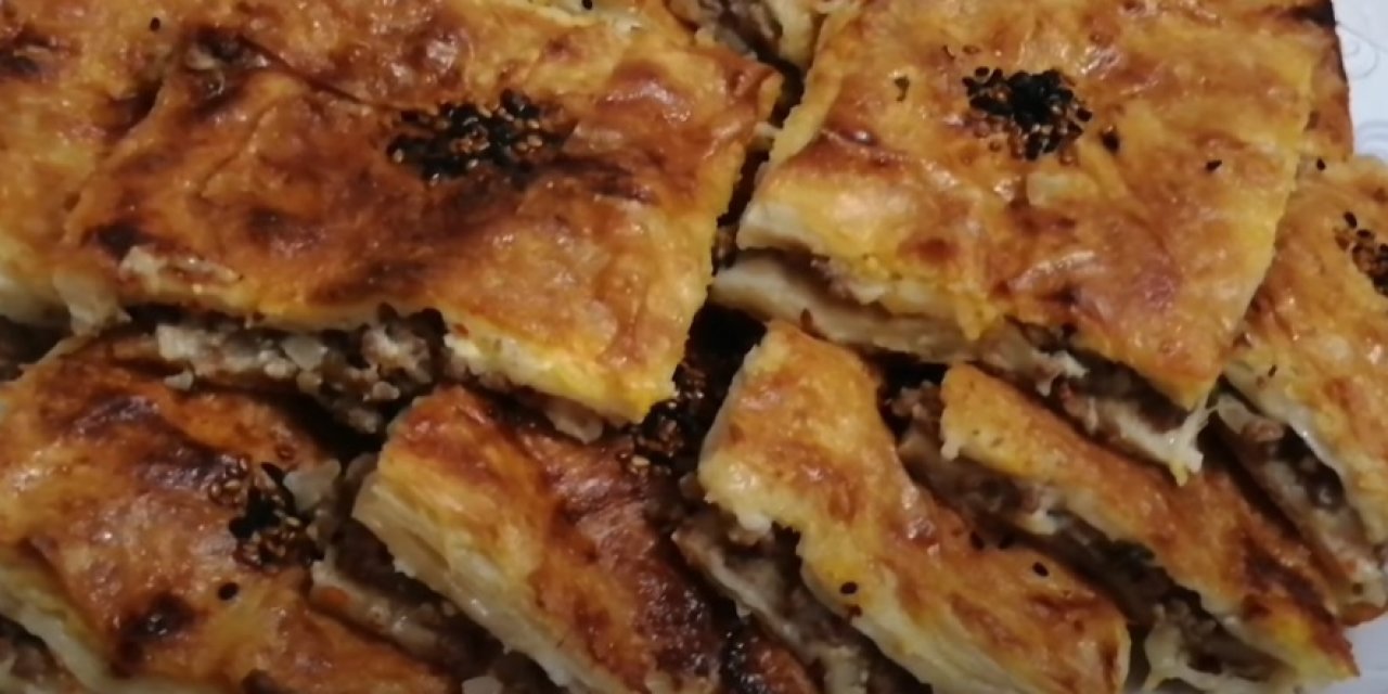 Çok Şaşıracağınız Bir Lezzet Domates Soslu Kıymalı Börek Tarifi , Çıtırdayan Lezzetiyle