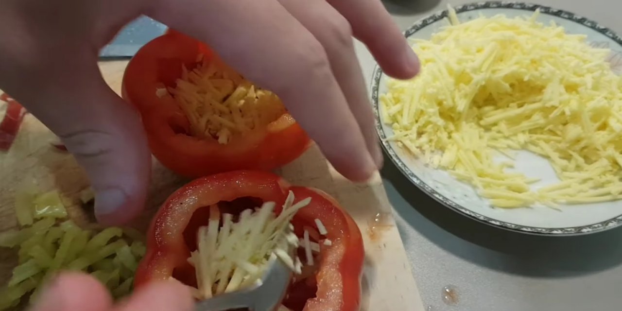 Kahvaltı İçin Oldukça Farklı Bir Tarif! Domatesin İçerisine Yumurta ve Peynir Koyun ve Pişince..