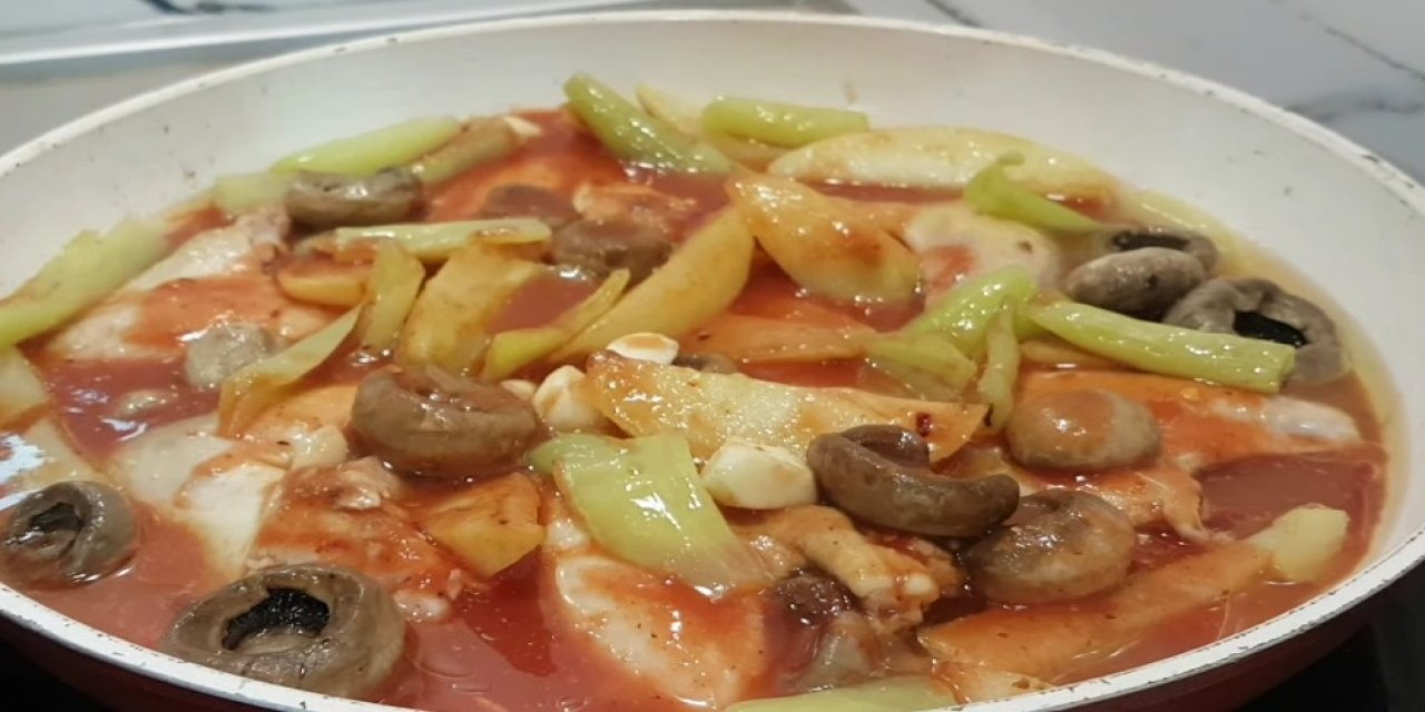 Tek Bir Tavada Akşam Yemeği İçin Yapabileceğiniz Patatesli, Mantarlı Tavuk Tarifi