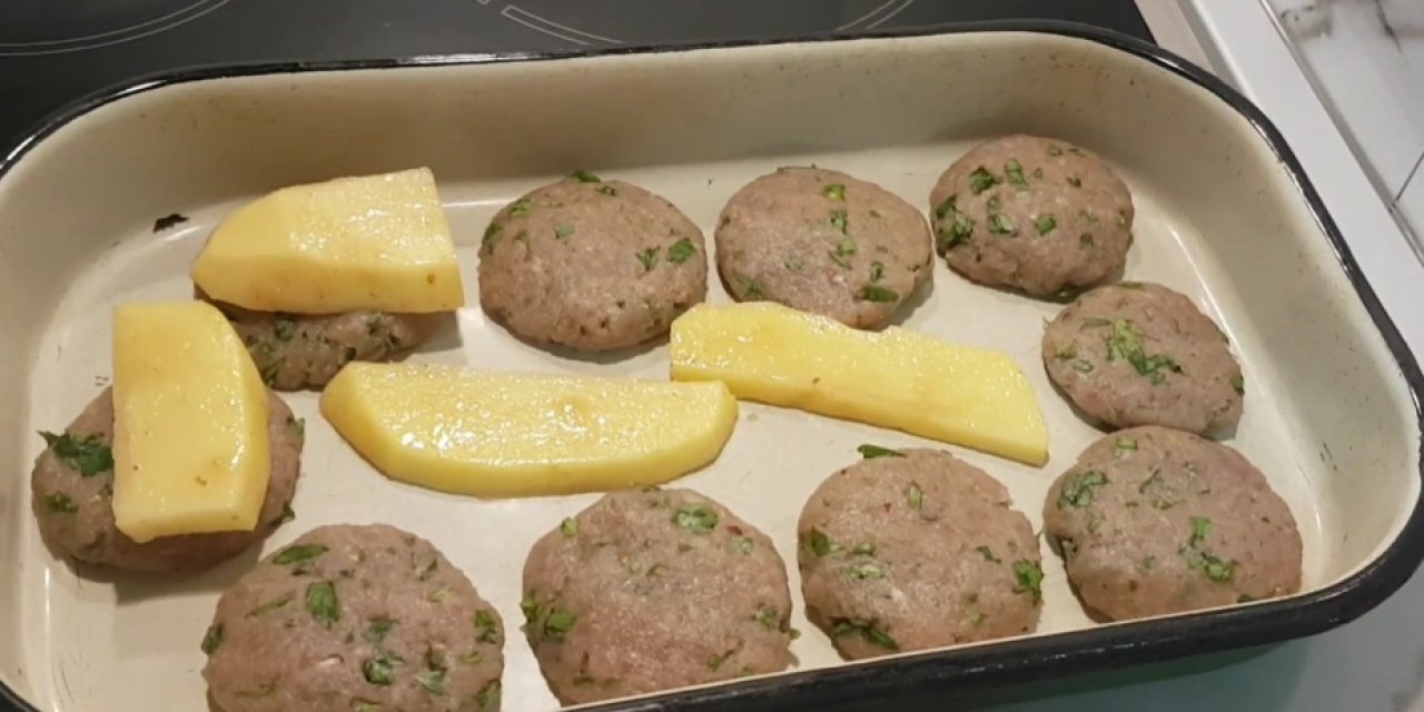 Çok Az Kıymayla Yapılan Lokum Gibi Yumuşacık Fırında Patatesli Anne Köftesi Tarifi