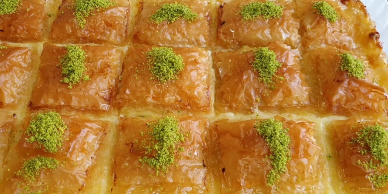 Adını yöre insanından alan ve asla 1 tepsinin pişince yetmediği Laz böreği tarifi