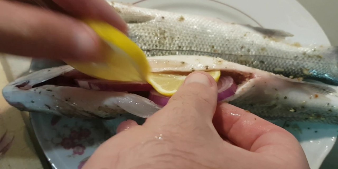 Balığı Daha Lezzetli Pişirmenin Püf Noktası! Doldurulmuş Özel Soslu Fırında Balık Tarifi