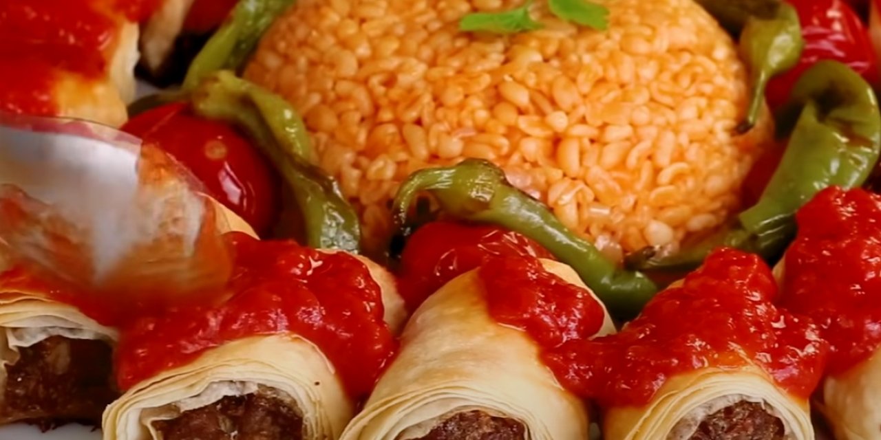 Gerek Yufkasıyla Gerek Lokum Gibi Köftesiyle Damak Çatlatan Ev Usulü Beyti Kebabı Tarifi