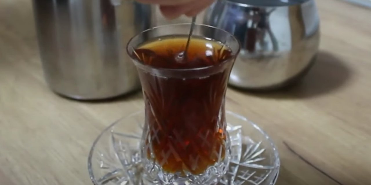 Çay demlerken lezzetini kaçıran hata. Zehre dönüştürüyormuş