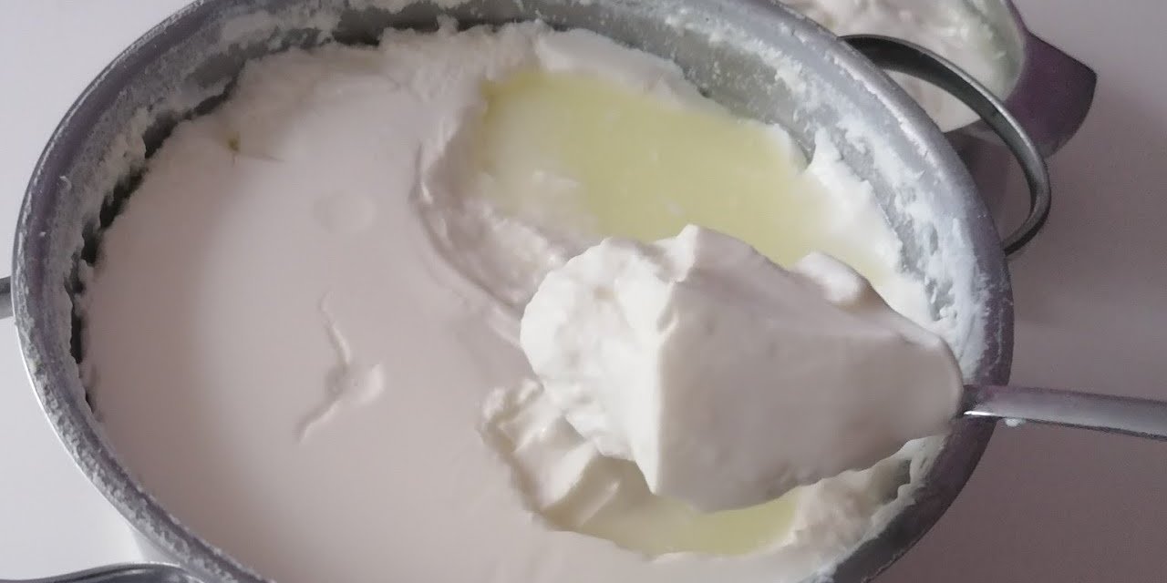 Yoğurt mayalarken 3 tane atmak yetiyor! Yoğurdu taş gibi yapan yöntem
