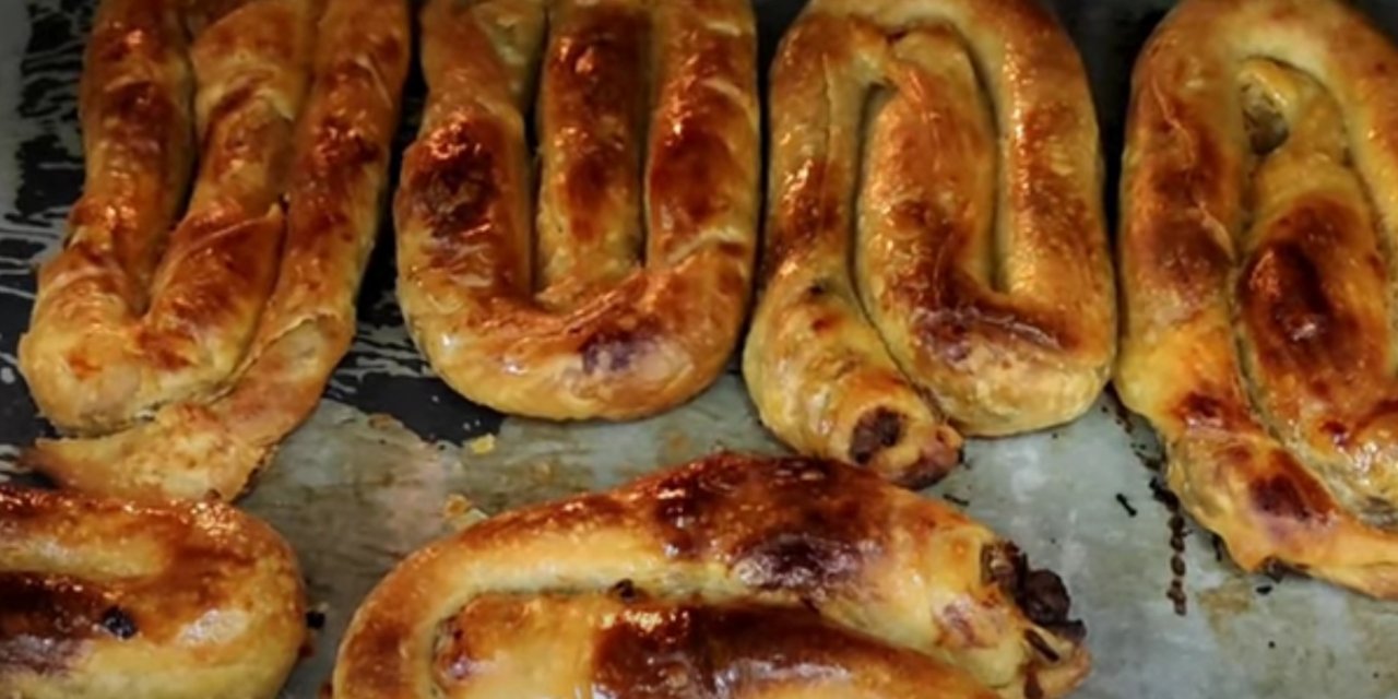 4 Adet Patlıcanla Yapılan Tel Tel Dökülen Bir Lezzet Patlıcanlı Börek Tarifi