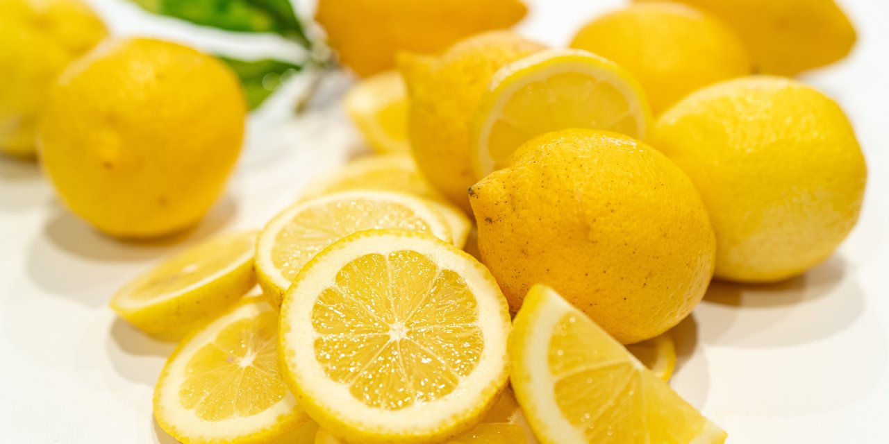 Limonu İkiye Bölüp Koltuk Altınıza Sürdüğünüzde Büyük Bir Sorundan Kurtuluyorsunuz