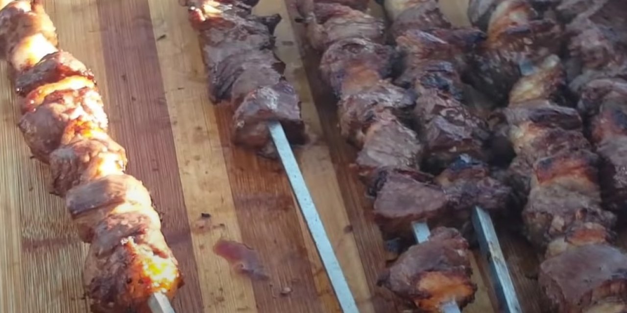 Püf Noktasıyla Lokum Gibi Yumuşacık Terbiyeli Kuzu Şiş Tarifi ve Nefis Sosunun Sırrı..