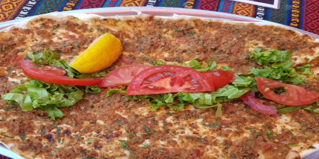 Kenarları Çıtır Çıtır Olan Pratik ve Çok Lezzetli Tavada Lahmacun Tarifi