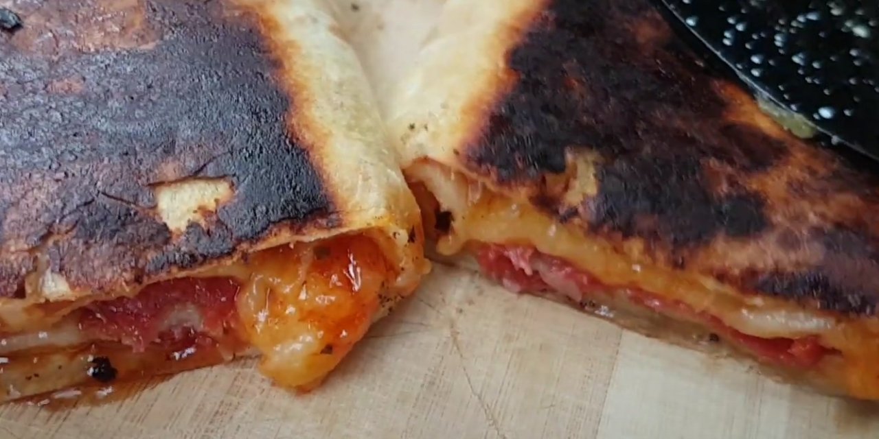 Tavada Sadece 5 Dakikada Hazırlanıp Pişen Çıtır Çıtır Dürüm Tost Tarifi