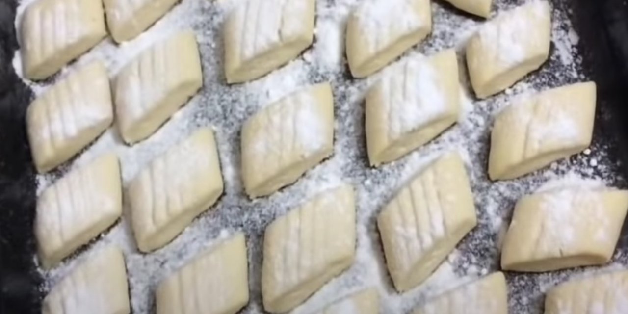 Basit Malzemelerle Günlerce Bayatlamayan Pastane Usulü Un Kurabiyesi Tarifi
