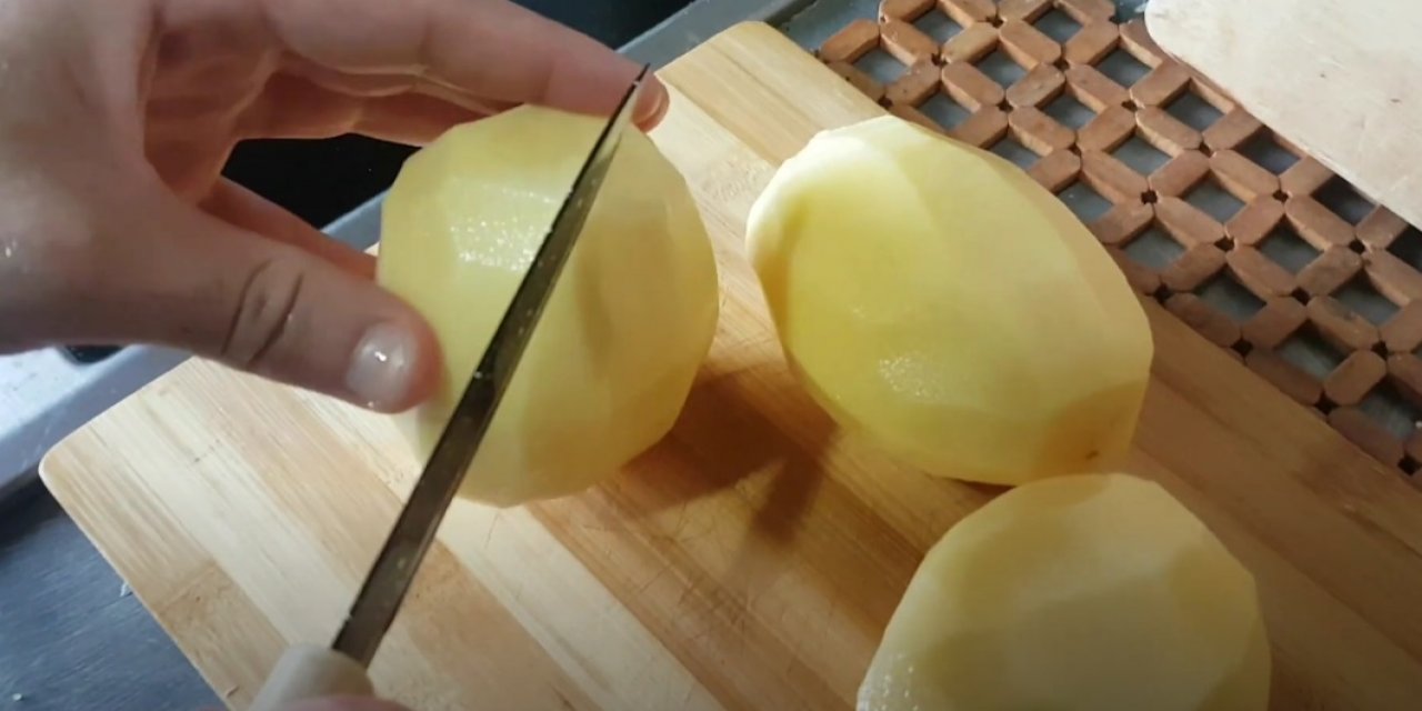 3 Adet Patatesle Yapılabilen En Lezzetli Lokum Gibi Pişen Patatesli Soğanlı Yemek Tarifi