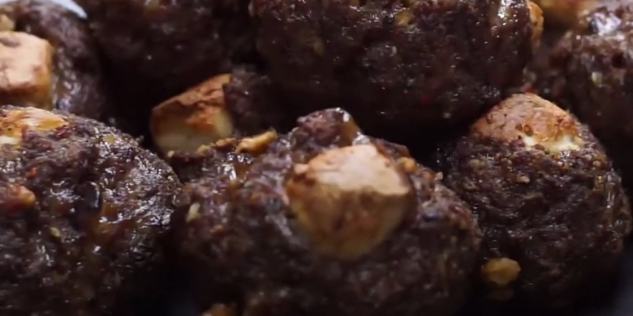 Fırında Beyaz Peynirli ve Cevizli Lokum Gibi Pişen Göz Göz Kabaran Köfte Tarifi