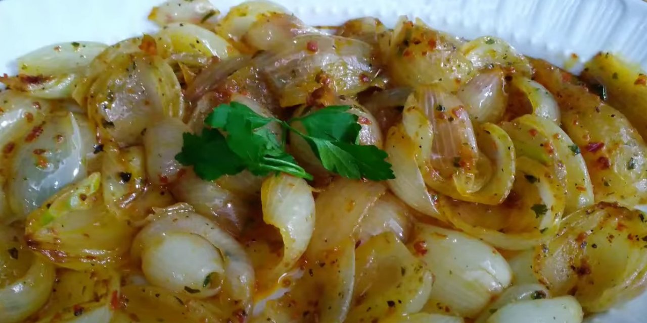İster Meze Niyetine İsterseniz Ara Sıcak Niyetine Pişmiş Soğan Salatası Tarifi