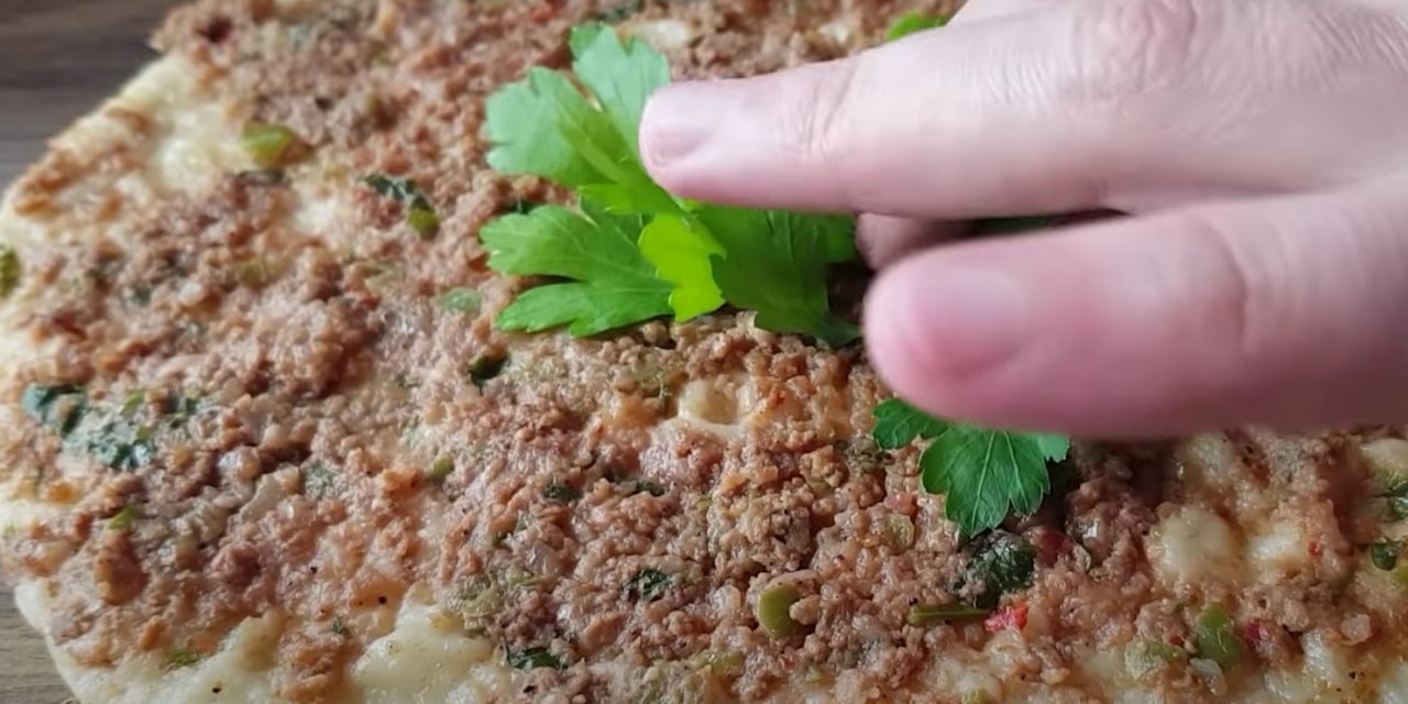 Hazır Yufkadan Rahatlıkla Çıtır Lahmacun Yapabilirsiniz! İşte Pratik Lahmacun Tarifi